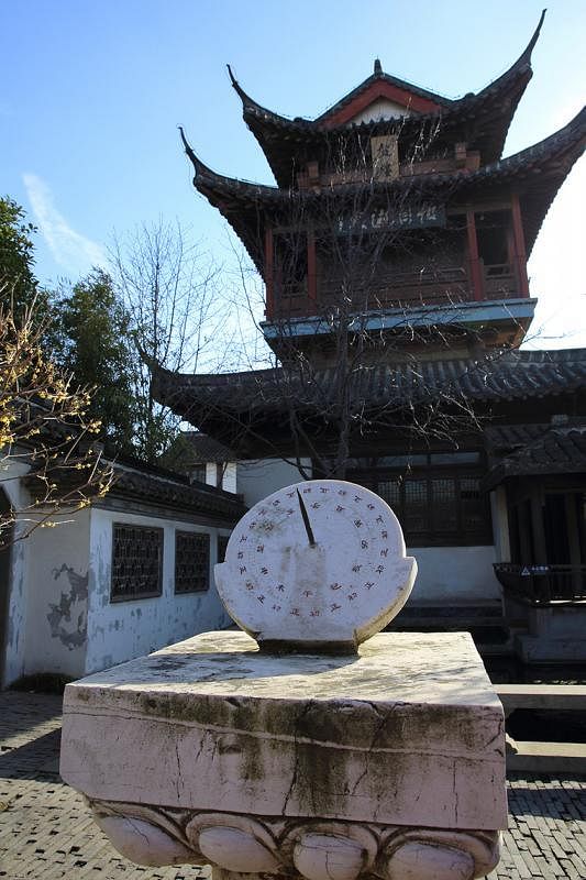 高邮孟城驿鼓楼前的日晷。