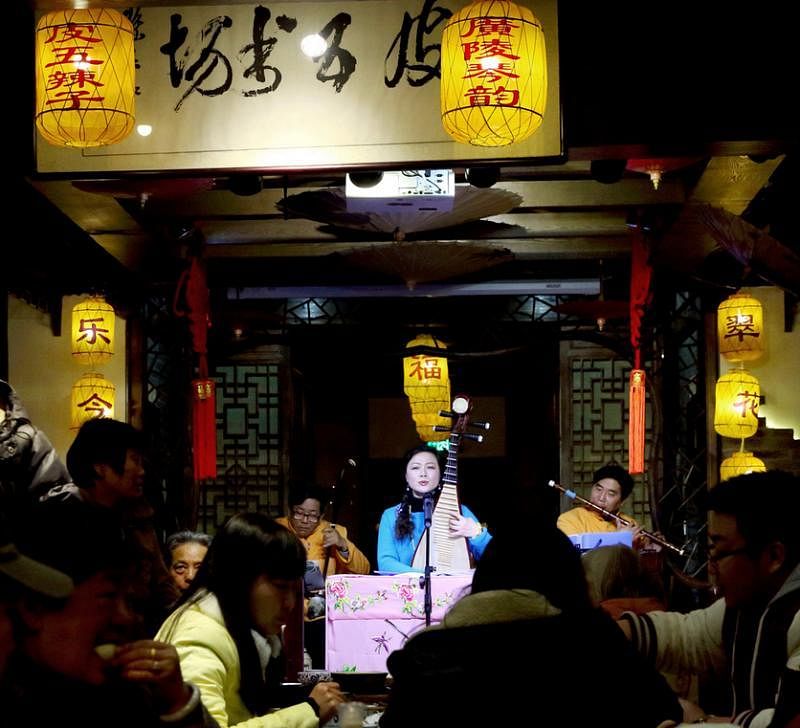 东关古街上的皮五书场，是热衷扬州曲艺粉丝的聚集地。