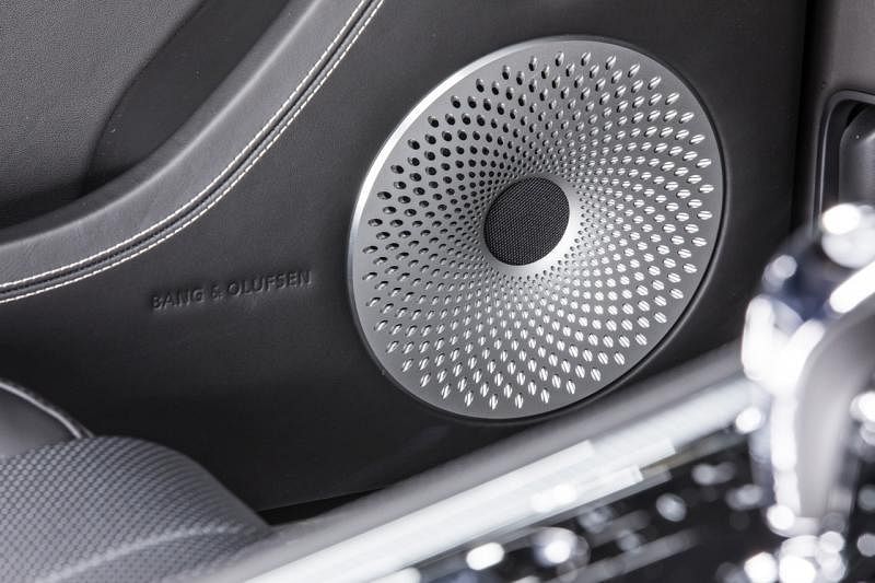 车内音响系统由Bang & Olufsen包办，不论音效还是设计都让人着迷。