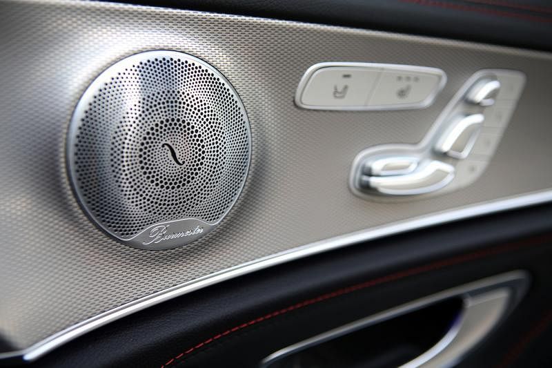 搭载Burmester环绕音响系统与扬声器，声效品质出色，高低音层次分明，大大增加驾驶乐趣。 