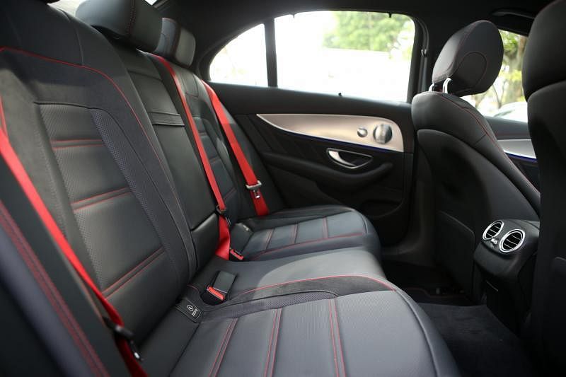 后座空间宽敞并备有冷气口，红色安全带突出AMG跑车个性。