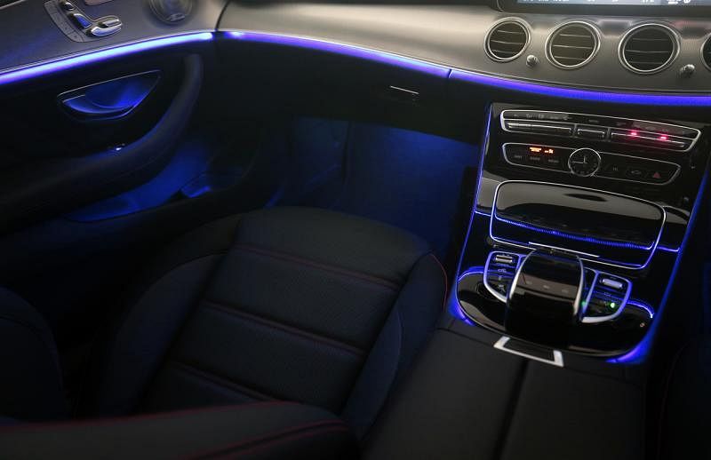 驾驶舱的环境灯可选各种颜色。
