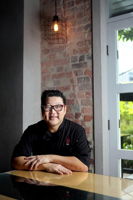 金新翰是自学成才的大厨。他所创办的韩国墨西哥餐馆Vatos Urban Tacos，目前在美国、新加坡和菲律宾都有分馆。