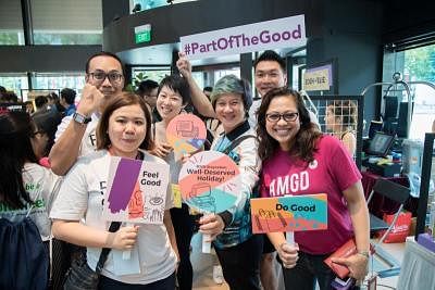  在去年的“FestivalForGood”活动上，本地社会企业家AMGD健康餐饮互联网外卖平台联合创办人Rita Zahar（右）与77th Street 服饰店创办人周士锦（右二），连同新加坡社会企业中心的职员一起合影。