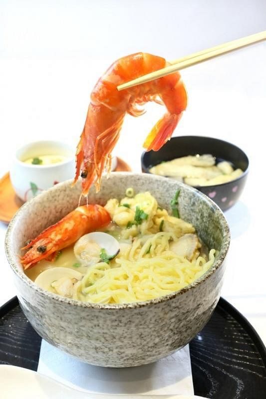 白咖喱海鲜拉面吸收了汤汁的咖喱香和海鲜的鲜甜。