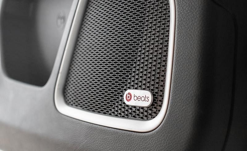 音响采用BeatsAudio高级音响系统，九个扬声器加上一个低音箱，提供出色的声效品质。
