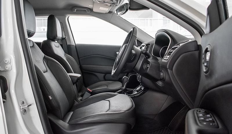 前座椅驾驶和副驾驶座椅采用电动调控，具备加热及通风功能，增加驾驶的舒适感。