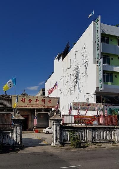 比起乔治市的其他壁画，五福书院侧壁上的仙女壁画多了几分书卷气。