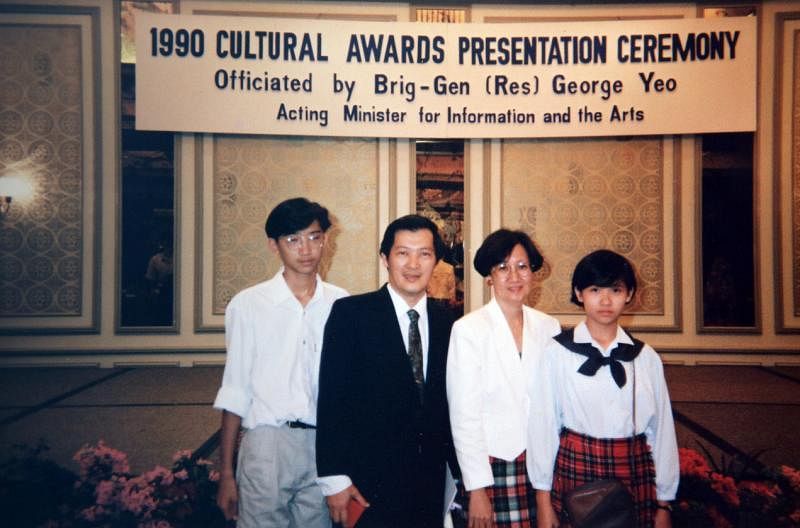 1990年，韩劳达（左二）获颁新加坡文化奖，高慧碧（左三）与一对儿女韩蕴光及韩咏禾一起出席盛典。（受访者提供）