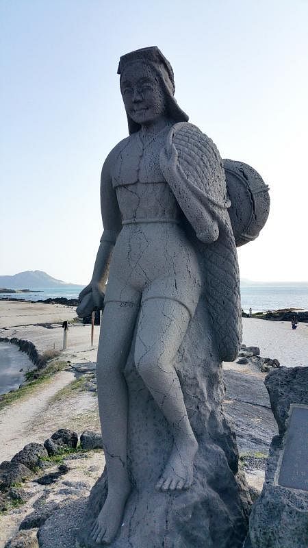 西滨白沙上的海女雕像。
