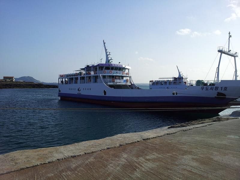 往来济州本岛和牛岛的“韩式”渡轮。
