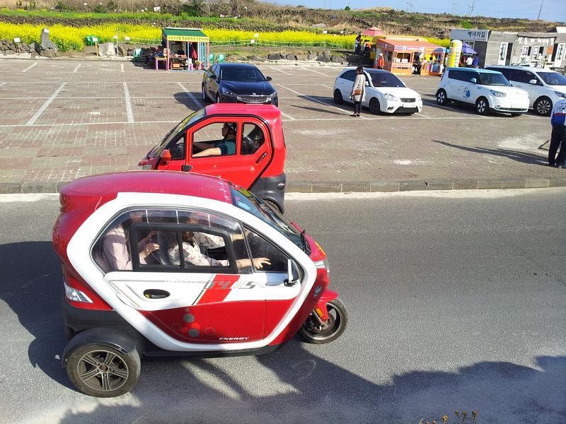 穿梭在岛上各式各样的小车，是牛岛的活动风景。