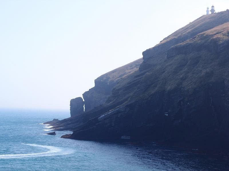 悬崖峭壁洞窟是牛岛主要的地理景观。