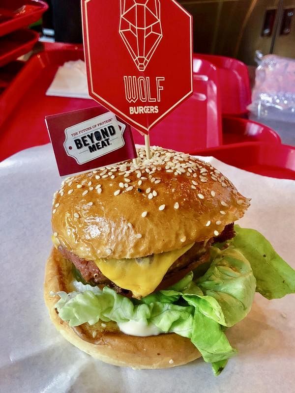 Wolf Burgers看好未来食材的潜能，推出以Beyond Meat为食材的汉堡。