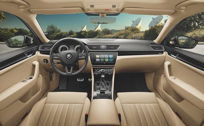 车子搭配新一代MIB信息娱乐系统，大尺寸高清电容触摸屏，系统能与手机无缝兼容，并有德国Canton音响系统。