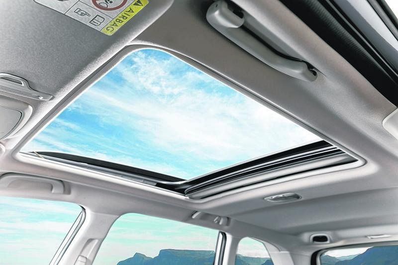 电动天窗让光线照进车厢，让乘客拥有愉快舒适的乘坐体验。
