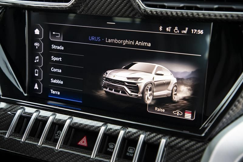 Urus的娱乐信息系统集中体现了这款超级SUV奢华与日用兼备的特质，内有上下双屏幕，上方屏幕是娱乐主界面。