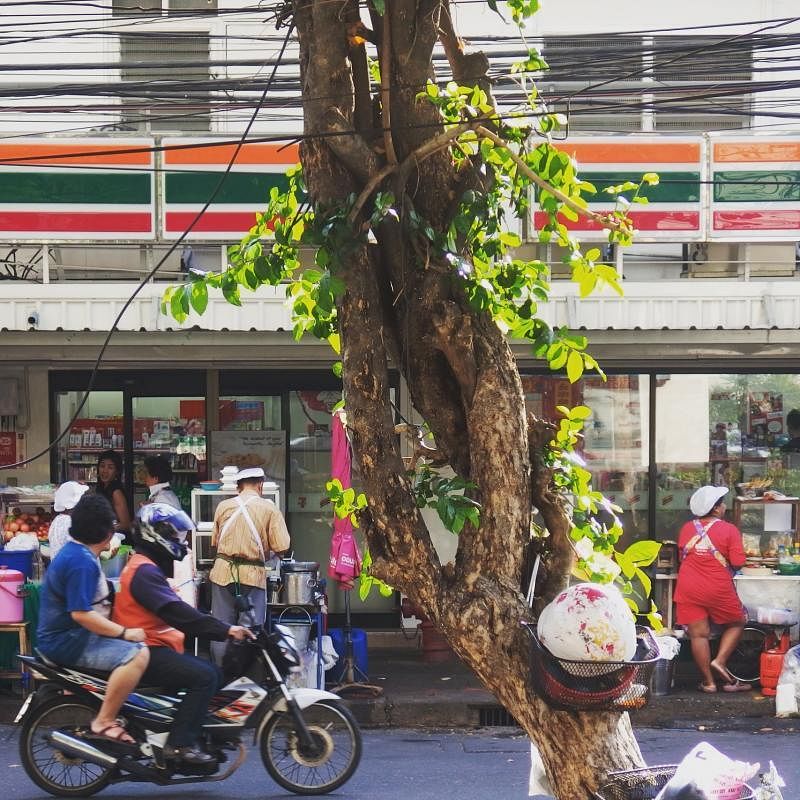曼谷堵车情况严重，这种摩哆德士能在街头巷尾穿梭，是当地居民的救星。→