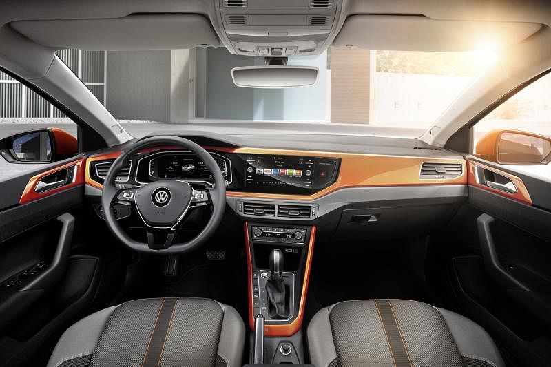 Beats版本的Polo配置橙色车内饰板，时尚感强烈。