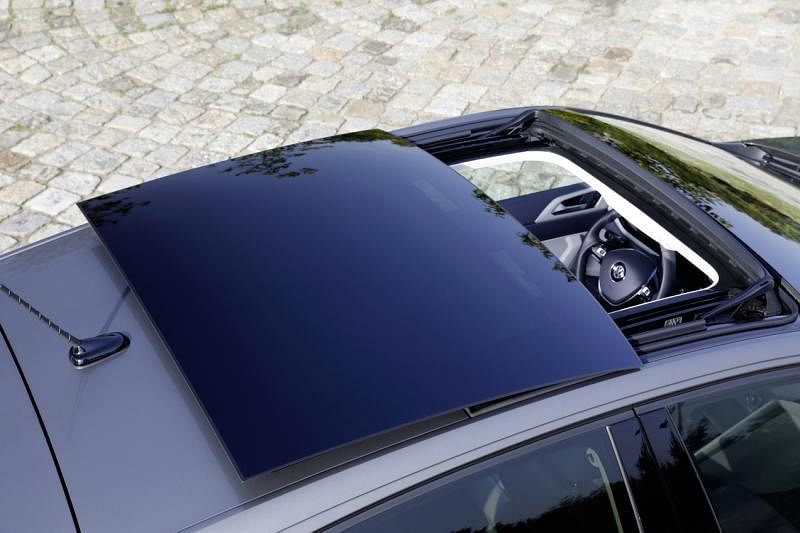 新颖设计的天窗让车子更富有年轻感。