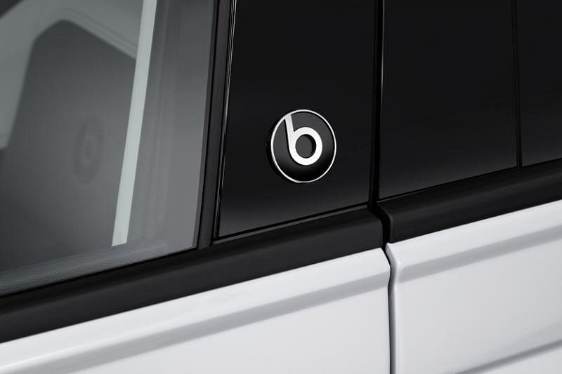 Beats专属徽饰Beats版本的Polo，其B柱有Beats专属徽饰。