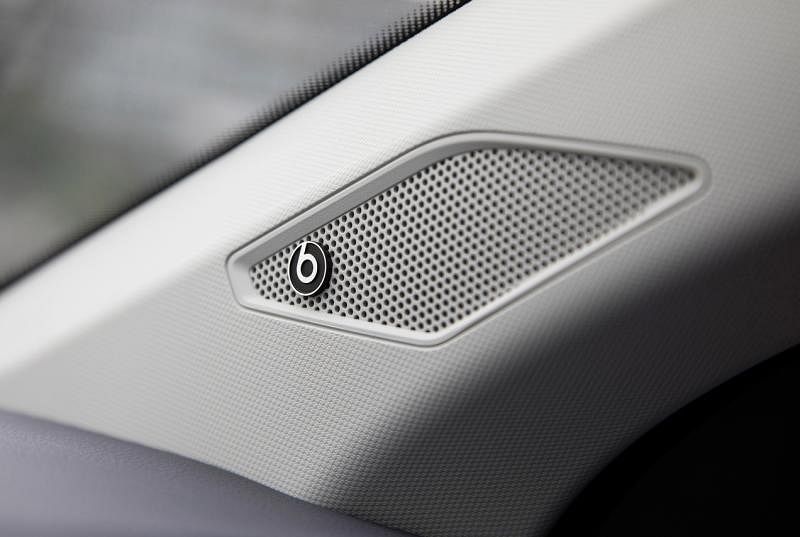 音响系统车内全新的Beats环绕音响系统最耀眼。