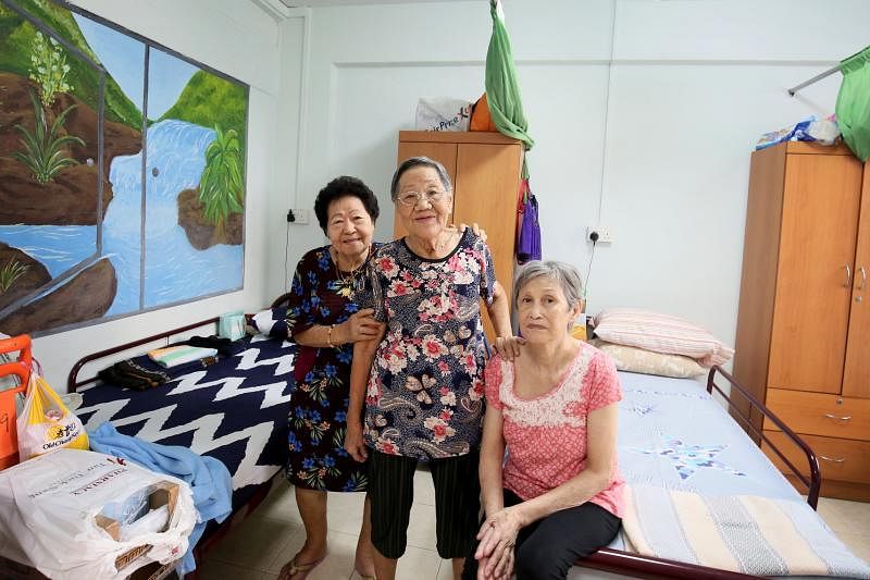 （左起）陈新美、倪阿珠和李妙玲一起住在桥北路的租赁组屋。（龙国雄摄）
