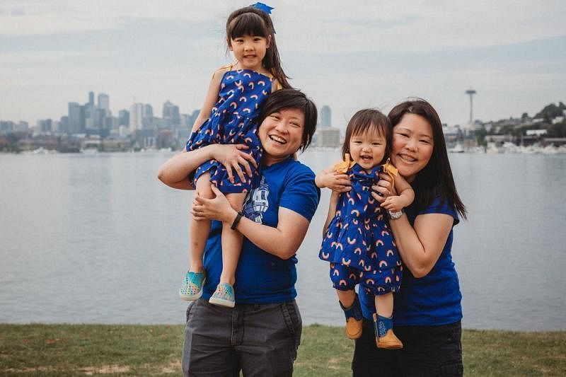 张琳薇（右）和胡爱妮与两个女儿在美国西雅图生活。（受访者提供）