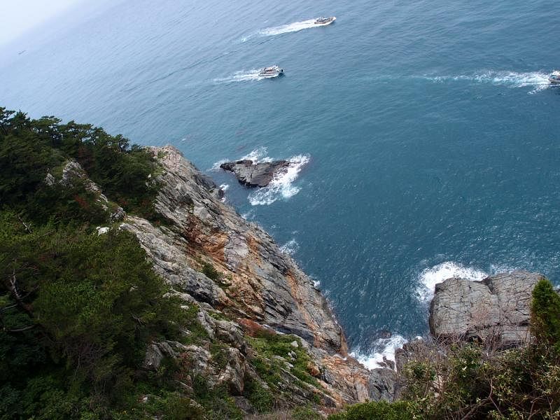 奇岩异石是太宗台的独特地貌，也可搭游船从海上欣赏。