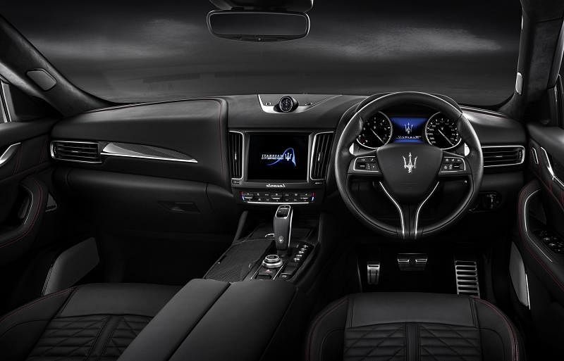 驾驶舱具有跑车格局，其8.4英寸触控显示屏，可控制车载设备和各项功能。