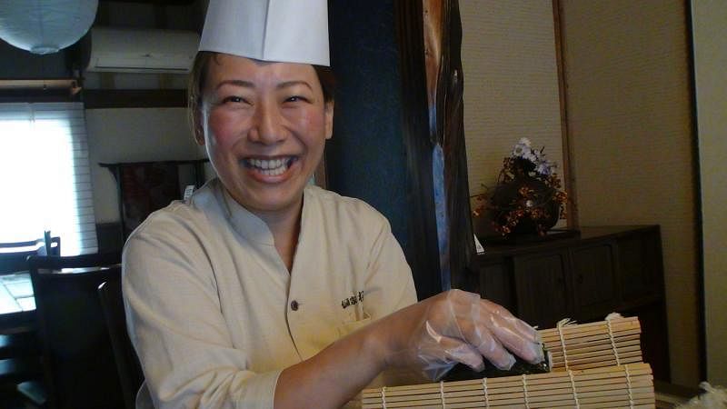 在函馆的居酒屋“樱”，女店主加畑荣“陪客”做寿司。