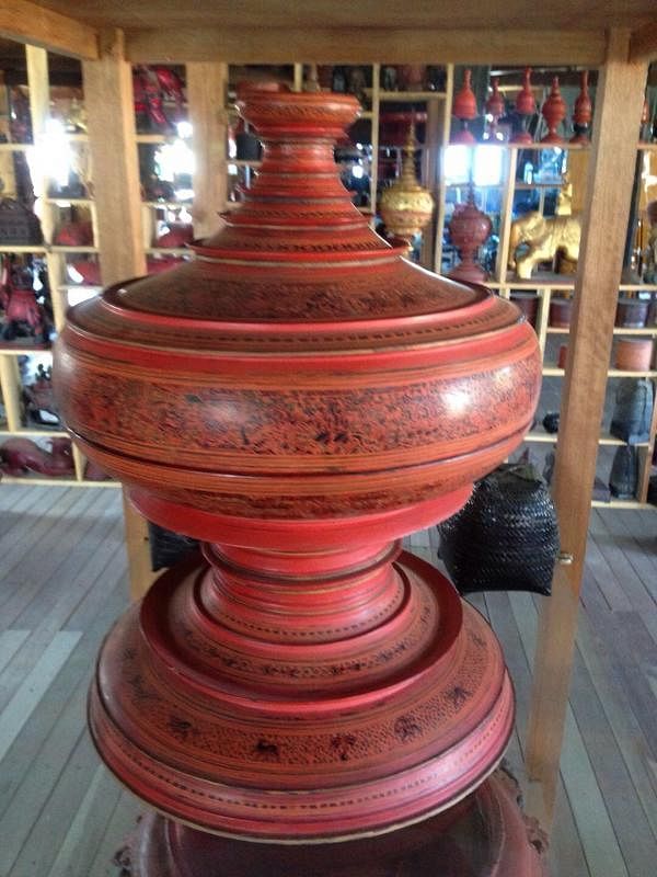 在茵莱湖上古董店，为佛塔状茜红色古漆器给吸引。