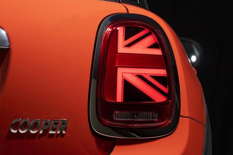 英国旗式样LED尾灯采用崭新的灯具科技，将方向指示灯与刹车灯分别配置于英国旗帜造型灯组的横向与纵向处。