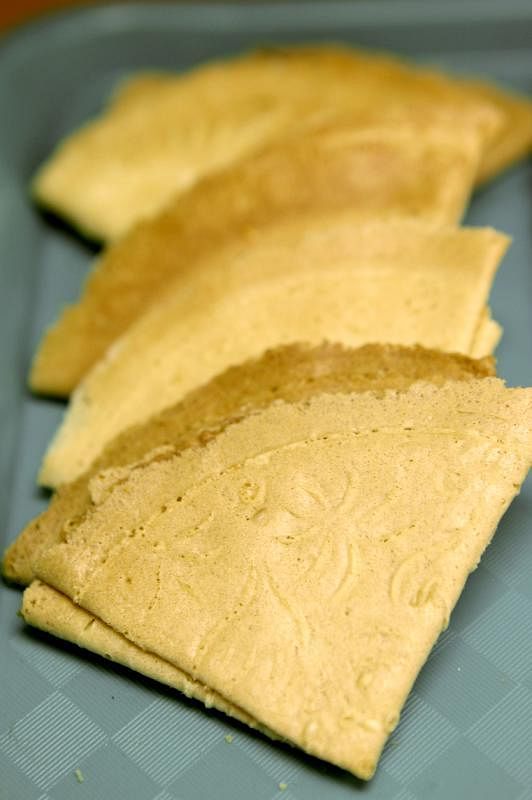 宝源饼家制作的粿加必（Kuih Kapit）。（档案照）