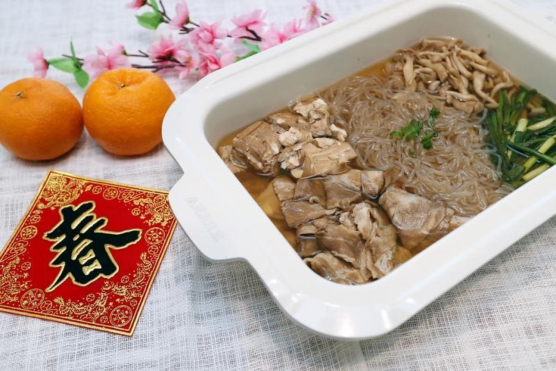 食材简单，但富含营养的寿喜烧风清爽猪肉锅。