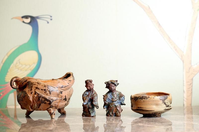 梁志贤的陶瓷作品各异，有摆设品、餐具、人物造型等。