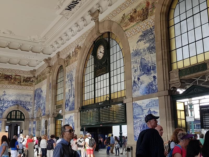 圣本笃火车站以蓝白瓷砖画驰名。