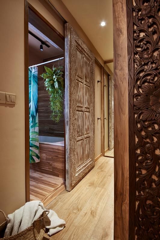 沉重的木雕推门是营造热带风情重要的细节。