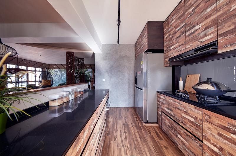 厨房橱柜采用斑斓的木纹美耐板，延续热带风。