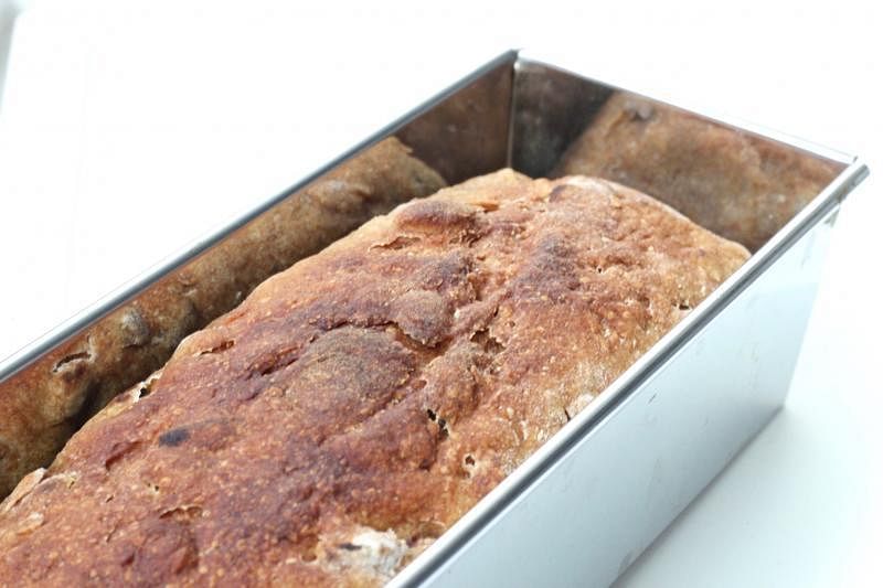 烤黑麦面包，用较高温烤出焦黑外皮。