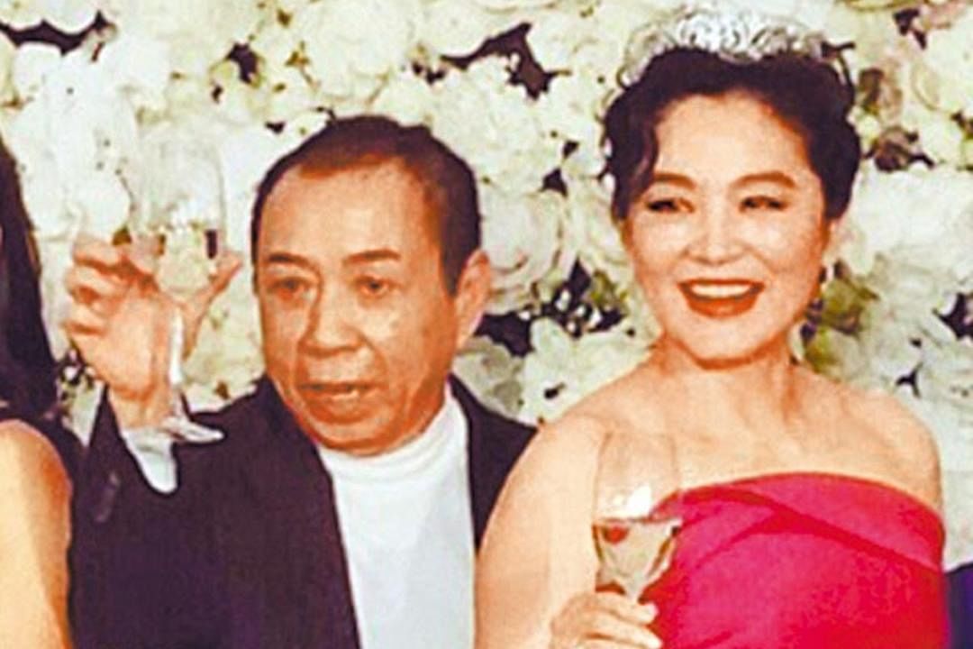 林青霞和老公邢李㷧在她60岁寿宴上合照。（互联网）
