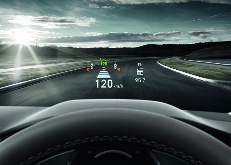 抬头显示器全彩抬头显示器（HUD）能显示车速、车道偏离、盲点侦测、收音机电台等多样化信息，让驾驶专注于前方交通。