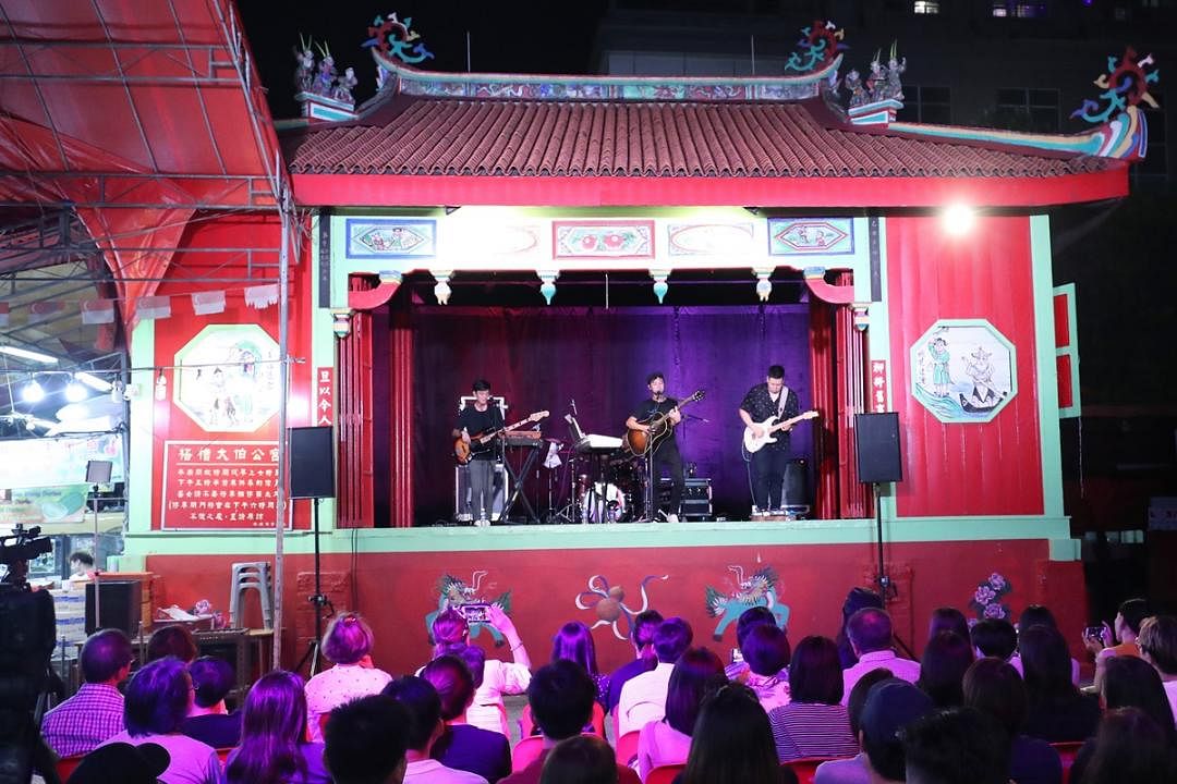 岑卓尧带着他的摇滚乐团Goose Band，在拥有100多年历史的戏台上演出。（陈来福摄）