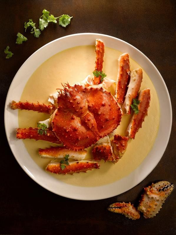 厨师的工作包括不断发挥创意，结合不同食材，创造美味，如这道加入了花雕酒的阿拉斯加螃蟹。