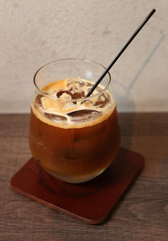 王敃杰用半年时间调配出来的“Espresso Tonic”，是特浓咖啡加汤力水的新饮料。