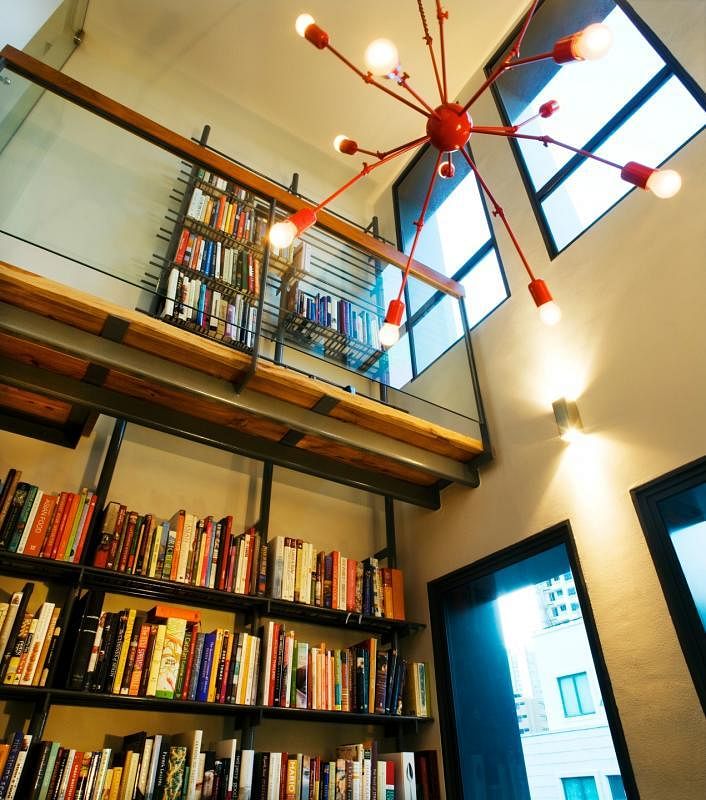 二楼客厅最瞩目的是一面高耸的钢制书架。