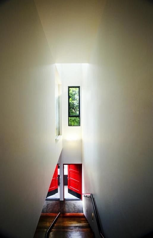 房子造型深长，建筑师在不同角落设计采光的窗户。