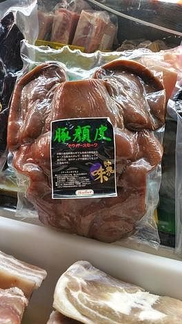 冲绳岛市场的真空包装猪头皮。