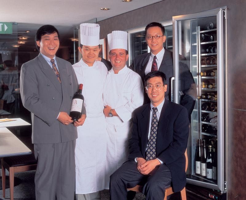 1994年林有仁（坐者）和斟酒侍者曾广荧（左一）、大厨郭文秀（左二）、钟业成医生（右一）开设了Les Amis。