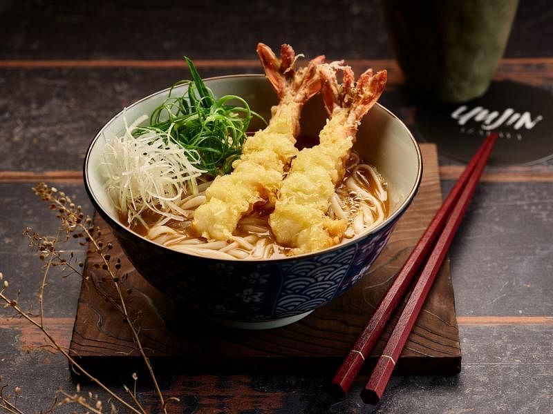 Yujin Izakaya招牌菜之一稻庭乌冬面，搭配虾汤底和虾天妇罗。